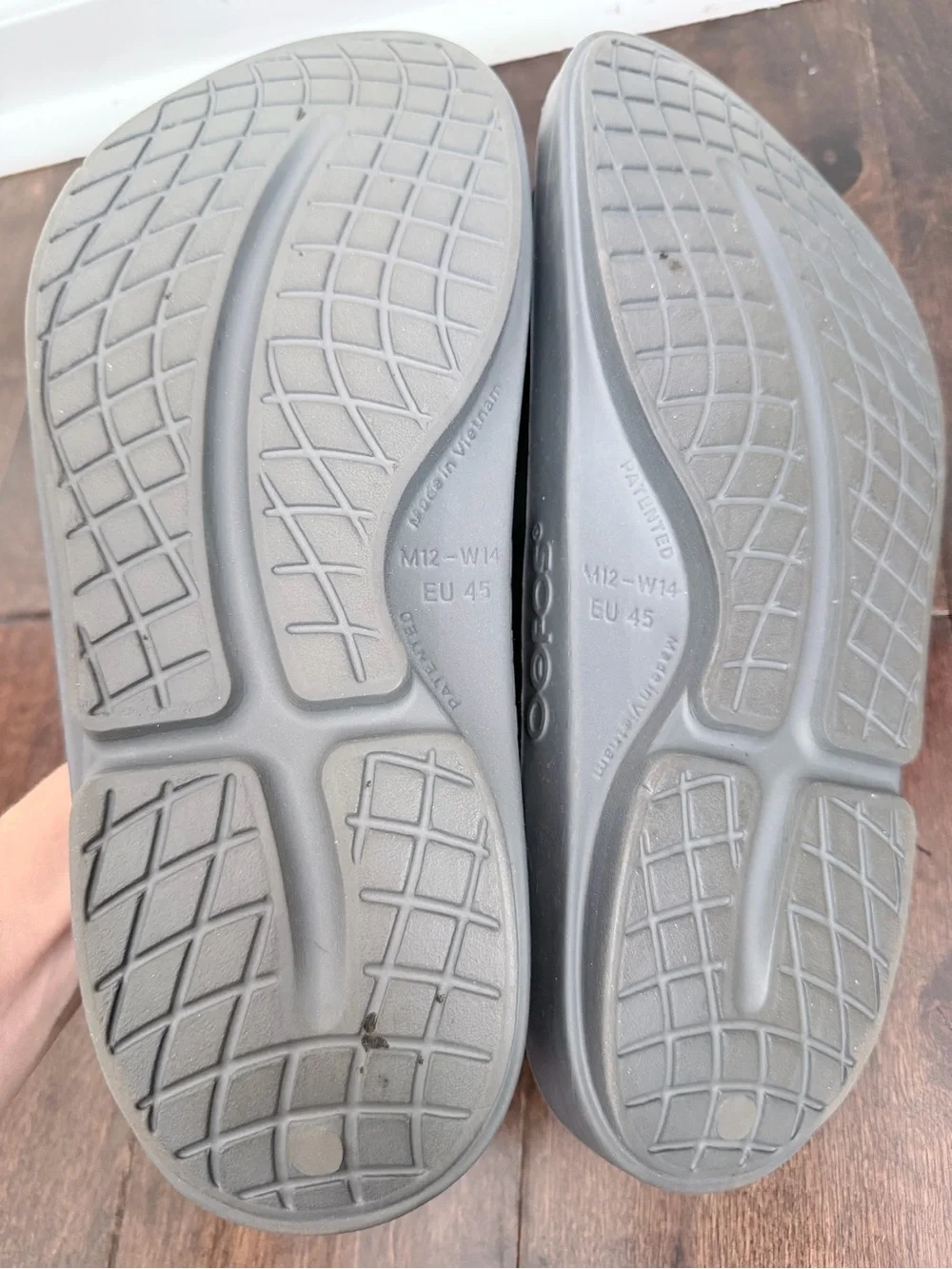 Oofos Ooahh Recovery Slides grey M12 W14